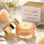 Chất kem vàng ngà mềm mịn của kem đêm KIYOMI Anti-Allergy Cream 35g