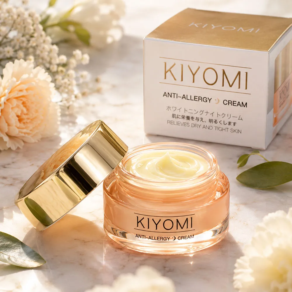 Chất kem vàng ngà mềm mịn của kem đêm KIYOMI Anti-Allergy Cream 35g