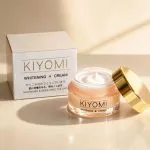 Cận cảnh chất kem trắng mịn của kem ngày KIYOMI Whitening Cream 35g